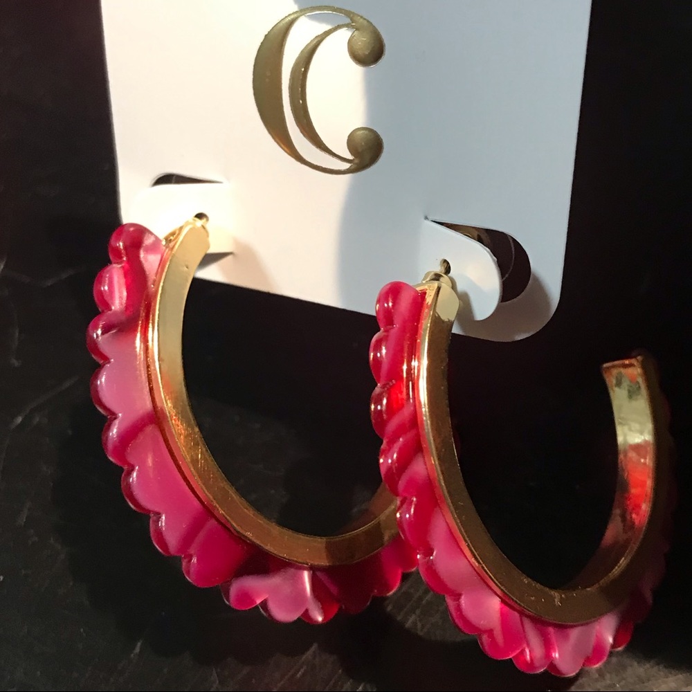 Earring. Hoops pink/red on gold.